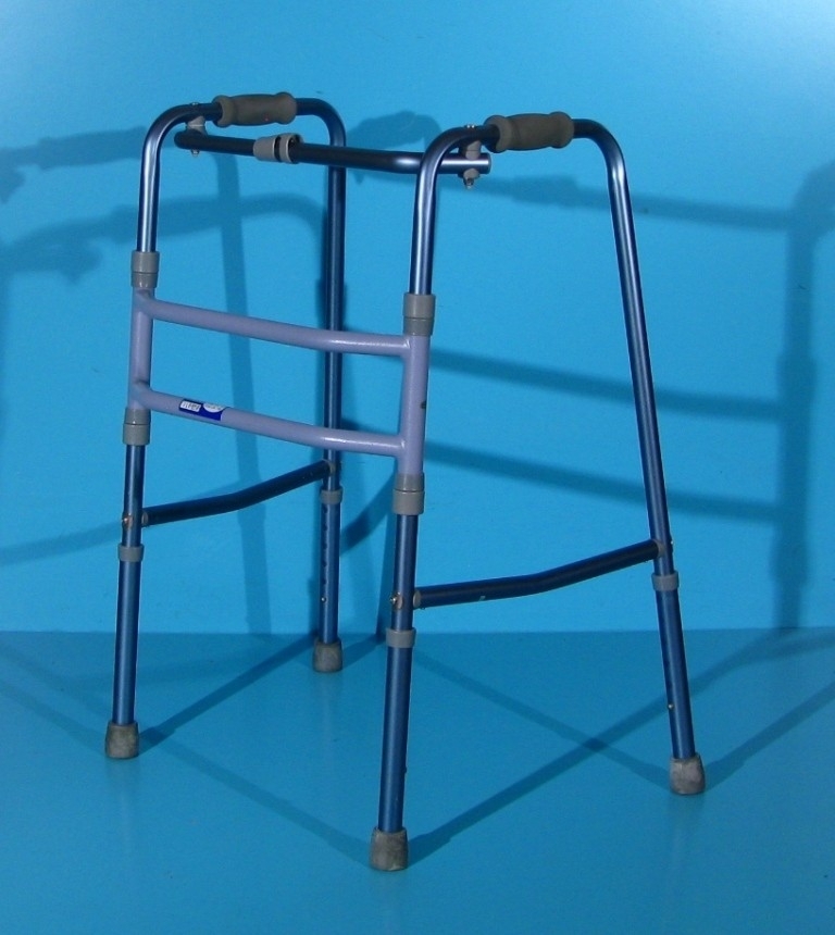 Cadru pasitor pentru mers din aluminiu  Invacare