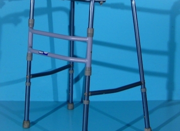 Cadru pasitor pentru mers din aluminiu  Invacare