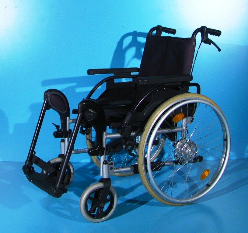 Scaun cu rotile Breezy – latime sezut 43 cm