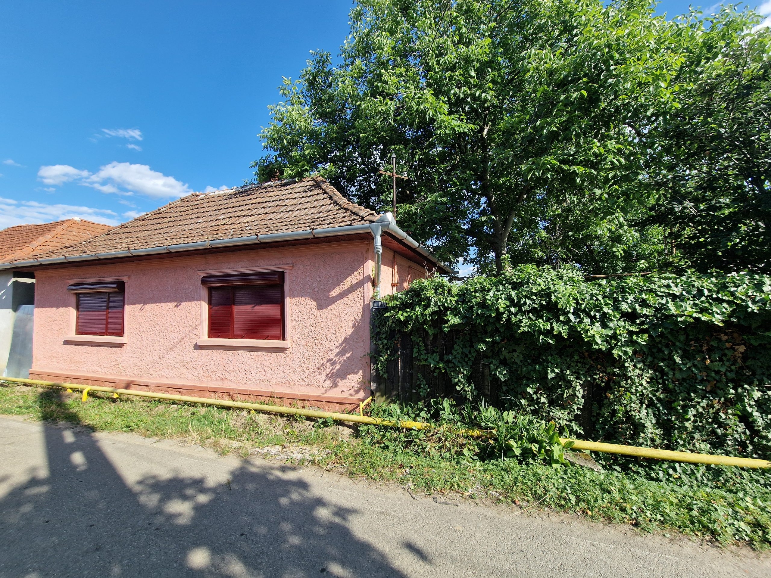 Proprietatea cuprinde: Casa principală: 87 mp 3 camere spațioase (aprox. 4 × 4 m fiecare) baie hol Casa secundară: 35 mp 1 cameră baie bucătărie