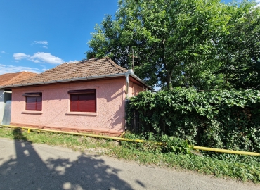 Proprietatea cuprinde: Casa principală: 87 mp 3 camere spațioase (aprox. 4 × 4 m fiecare) baie hol Casa secundară: 35 mp 1 cameră baie bucătărie