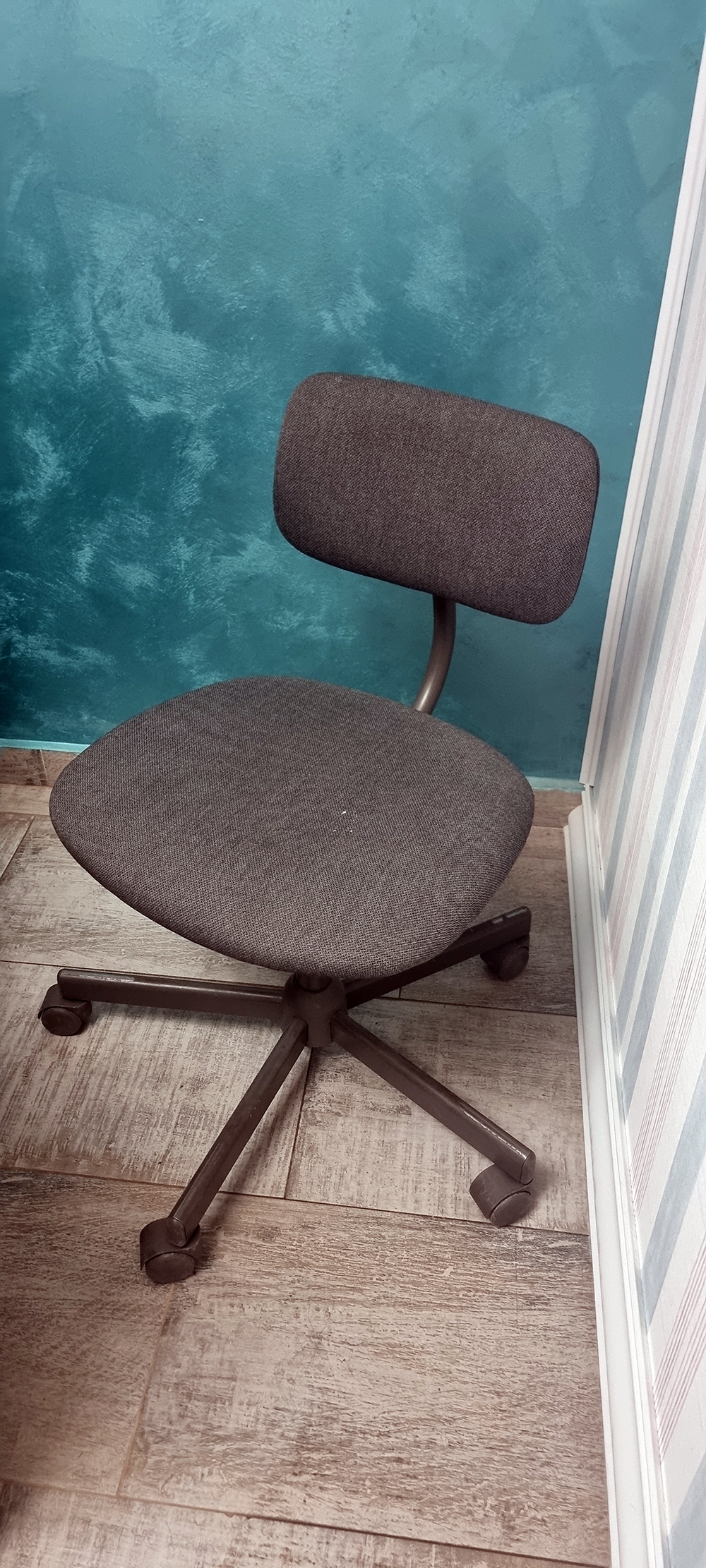 Scaun de birou ergonomic, simplu și funcțional – ideal pentru birou sau acasă