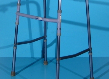 Cadru pentru mers din aluminiu – Invacare