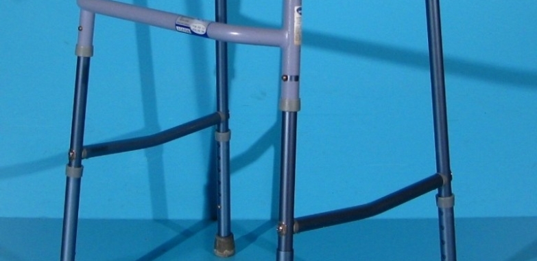 Cadru pentru mers din aluminiu – Invacare