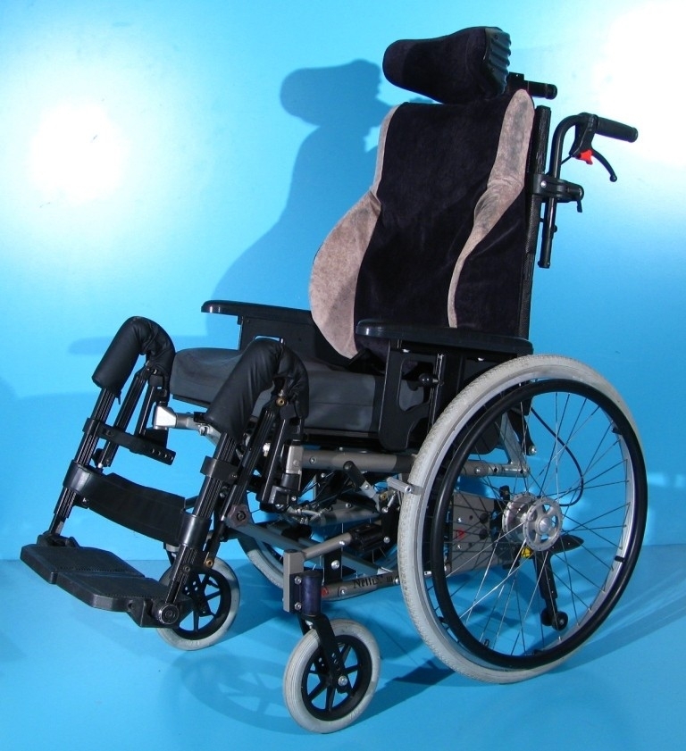 Scaun cu rotile  Netti   latime sezut 43 cm