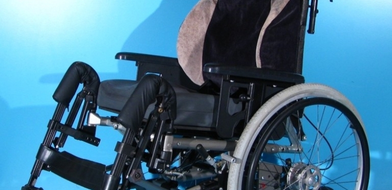 Scaun cu rotile  Netti   latime sezut 43 cm