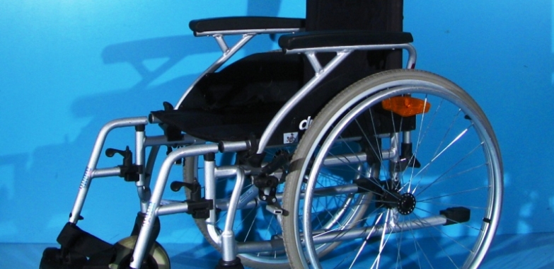 Scaun cu rotile invalizi