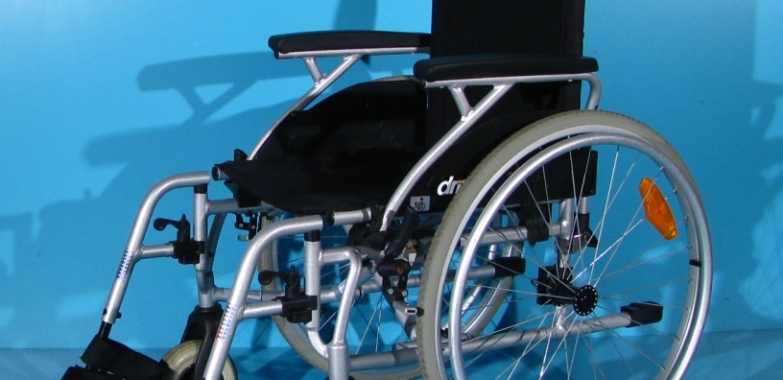 Scaun cu rotile din aluminiu  Drive – latime sezut 42 cm