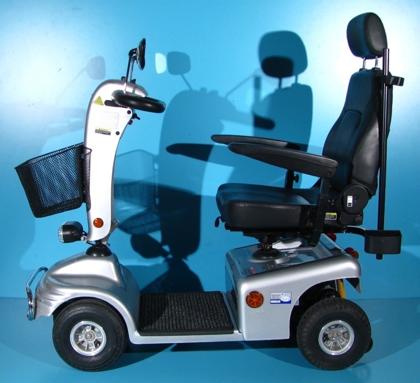 Scuter electric cu 4 roti pentru batrani  Shoprider – 6 km/h