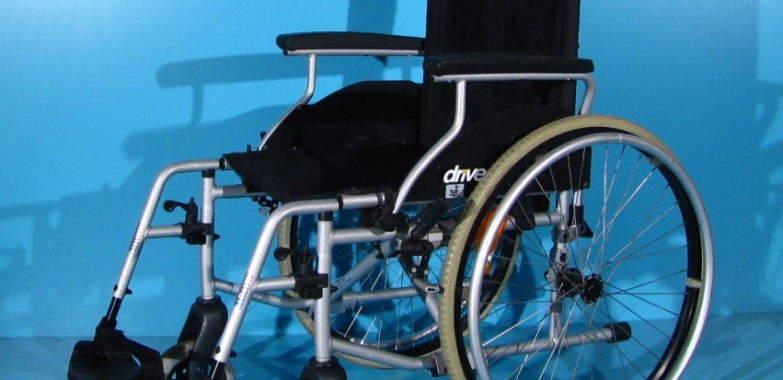 Scaun cu rotile  Drive – latime sezut 45 cm