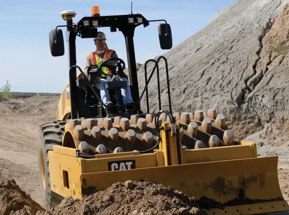 Închiriere Compactor cu Picior de Oaie
