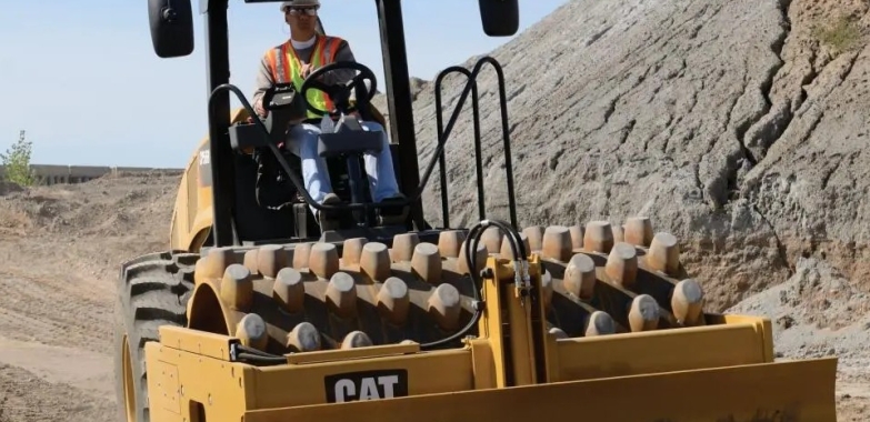 Închiriere Compactor cu Picior de Oaie