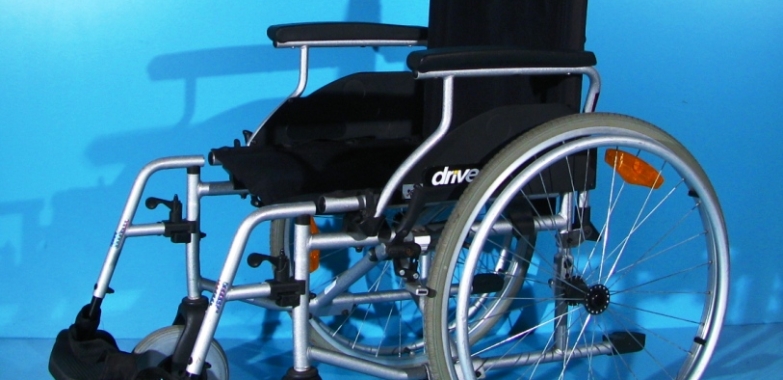 Scaun cu rotile  Drive – latime sezut 48 cm