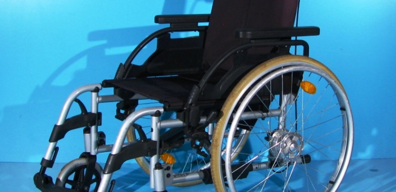 Scaun cu rotile handicap latime sezut 44 cm Breezy