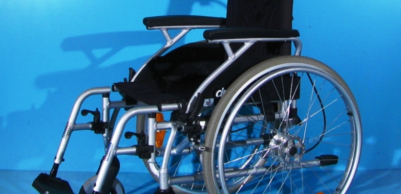 Scaun cu rotile din aluminiu  Drive – latime sezut 39 cm