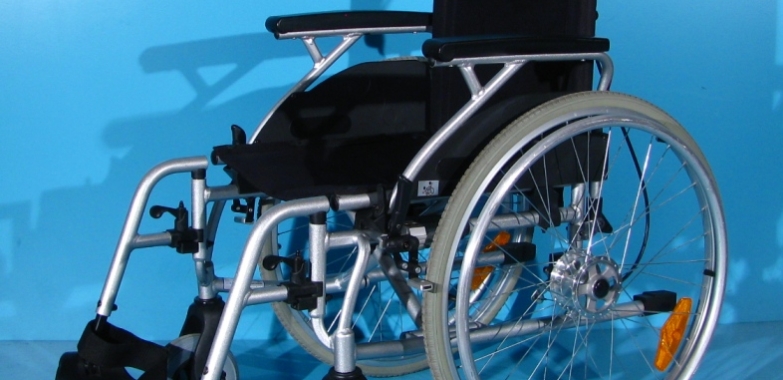 Scaun cu rotile din aluminiu  Drive – latime sezut 42 cm