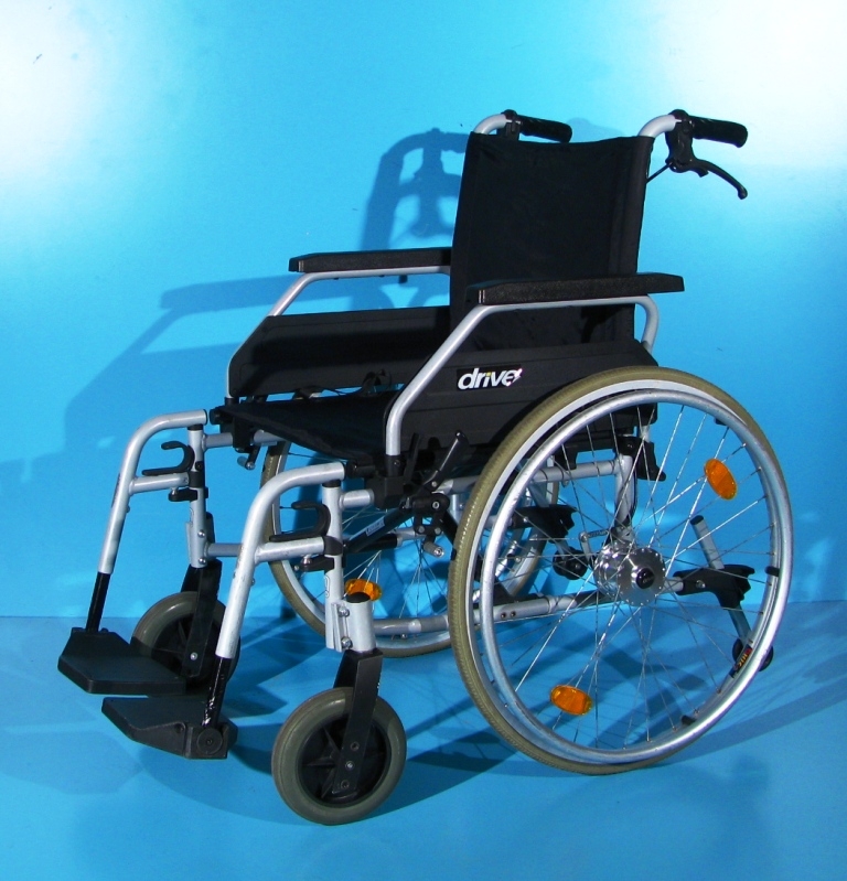 Scaun cu rotile din aluminiu invalizi Drive – latime sezut 49 cm