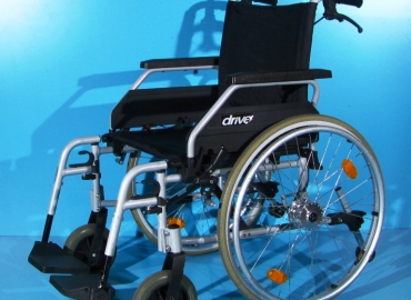 Scaun cu rotile din aluminiu invalizi Drive – latime sezut 49 cm