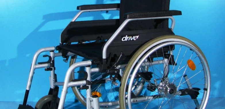 Scaun cu rotile din aluminiu invalizi Drive – latime sezut 49 cm