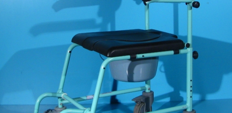 Scaun cu WC si rotile invalizi – Meyra