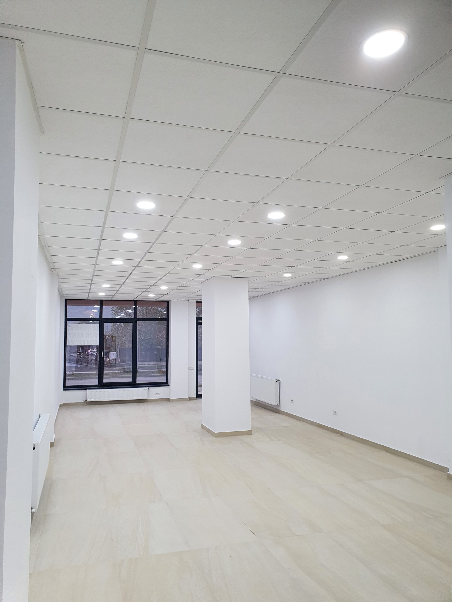 Spatiu comercial parter de inchiriat – 73 mp – 600 €/lună – Showroom Bloc DC5, Ramnicu Valcea