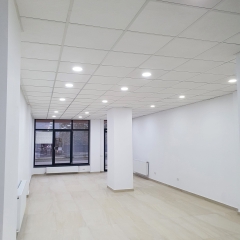 Spatiu comercial parter de inchiriat – 73 mp – 600 €/lună – Showroom Bloc DC5, Ramnicu Valcea