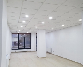 Spatiu comercial parter de inchiriat – 73 mp – 600 €/lună – Showroom Bloc DC5, Ramnicu Valcea