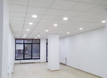 Spatiu comercial parter de inchiriat – 73 mp – 600 €/lună – Showroom Bloc DC5, Ramnicu Valcea