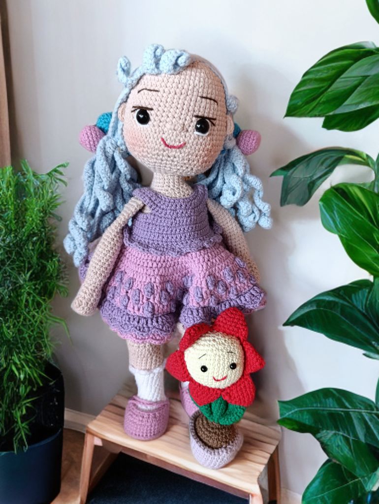 Păpușa croșetată Lila și prietena ei, Floricica!