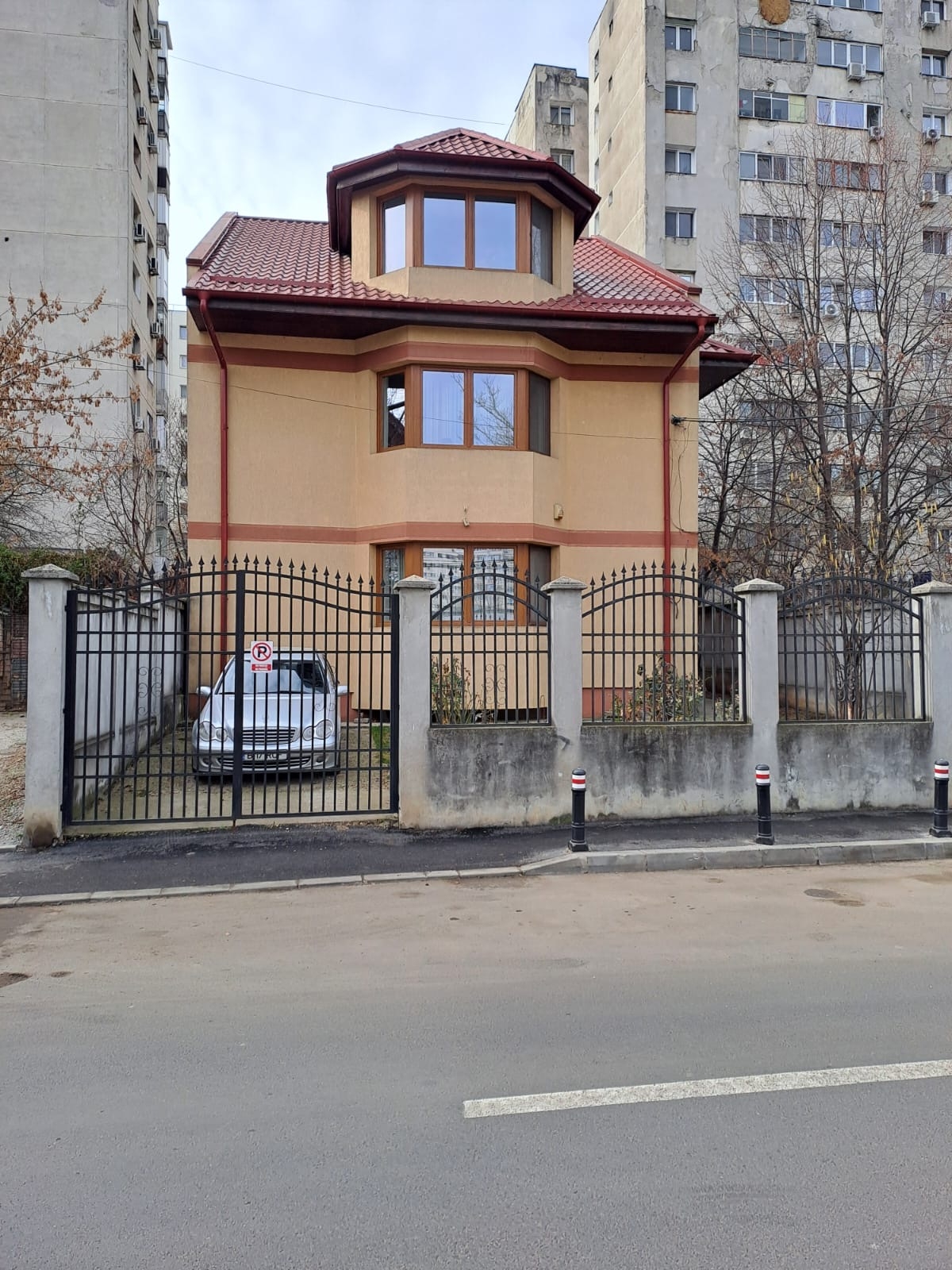Vând vilă cu loc de parcare și curte