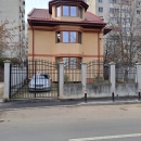 Vând vilă cu loc de parcare și curte