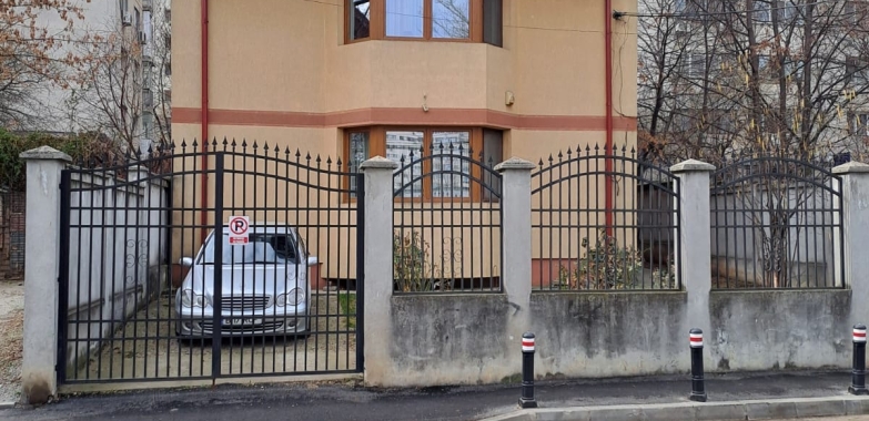 Vând vilă cu loc de parcare și curte