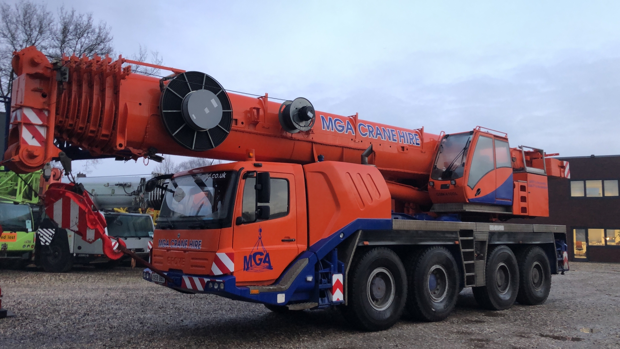 Inchiriez macara/macarale intre 22-300 tone.