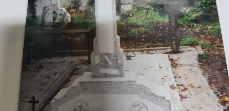 Criptă Cimitirul Bellu Ortodox 2×3=6 mp, poziția 91.bis-25, după intrare în spatele bisericii, la 8m lângă Mausoleul Videanu. 2 locuri, cruce