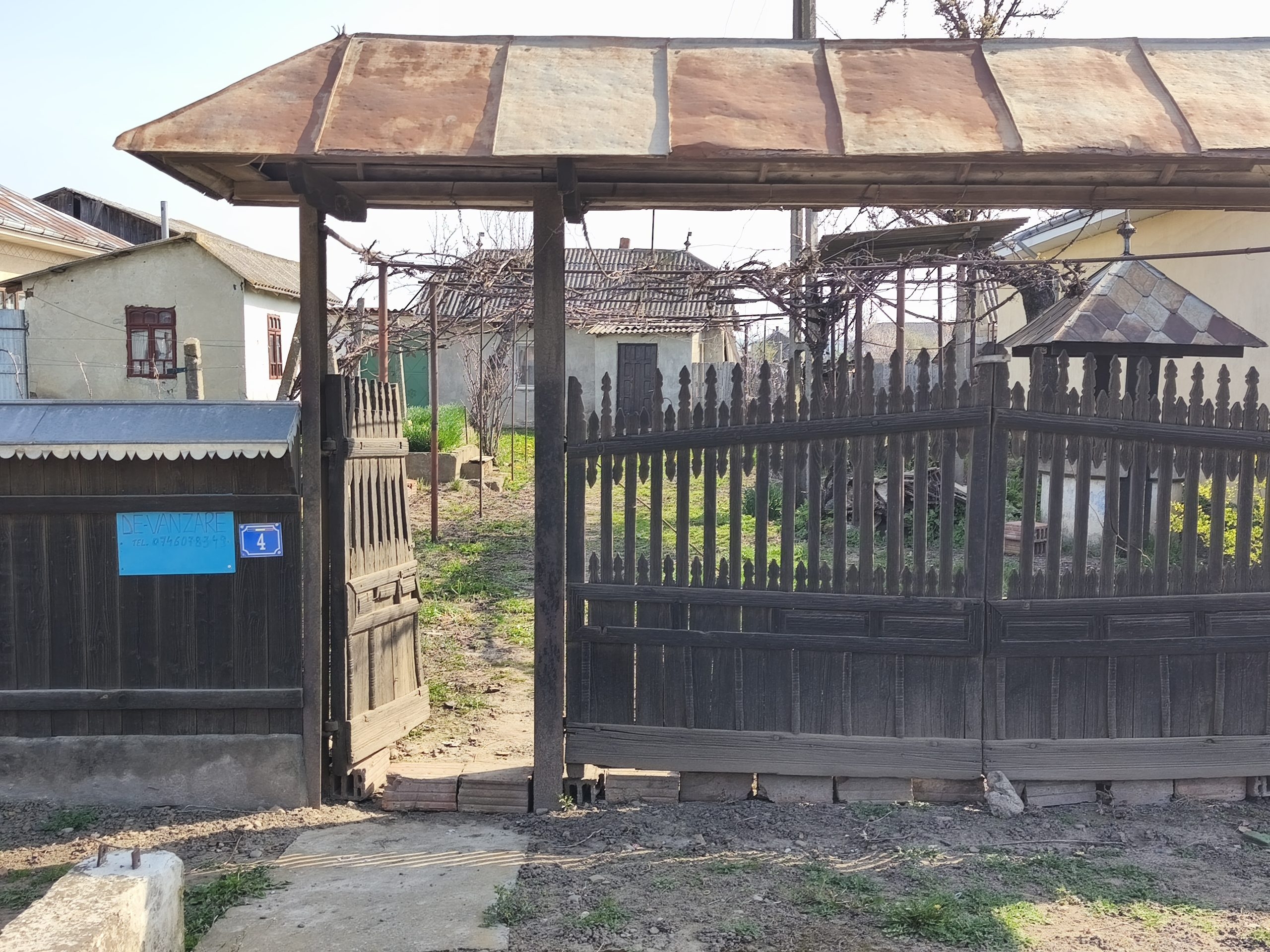 Vând gospodărie în sat Izvoarele, comuna Răchiteni